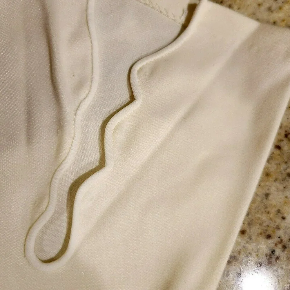 Vintage Women's Off White Formal Gloves. Nylon? Scallop Wrist 13.5